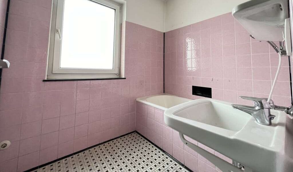 Unsaniertes Badezimmer